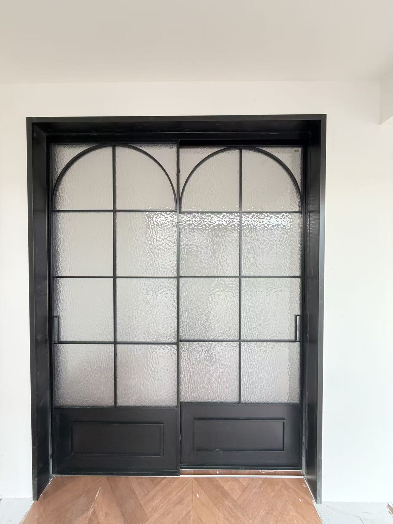 Как выбрать производителя для покупки стеклянной двери?