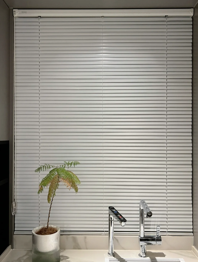 Не только для защиты от солнца! Этот алюминиевый жалюзи-шторы переопределяют эстетику и практичность сочетания окон и дверей.