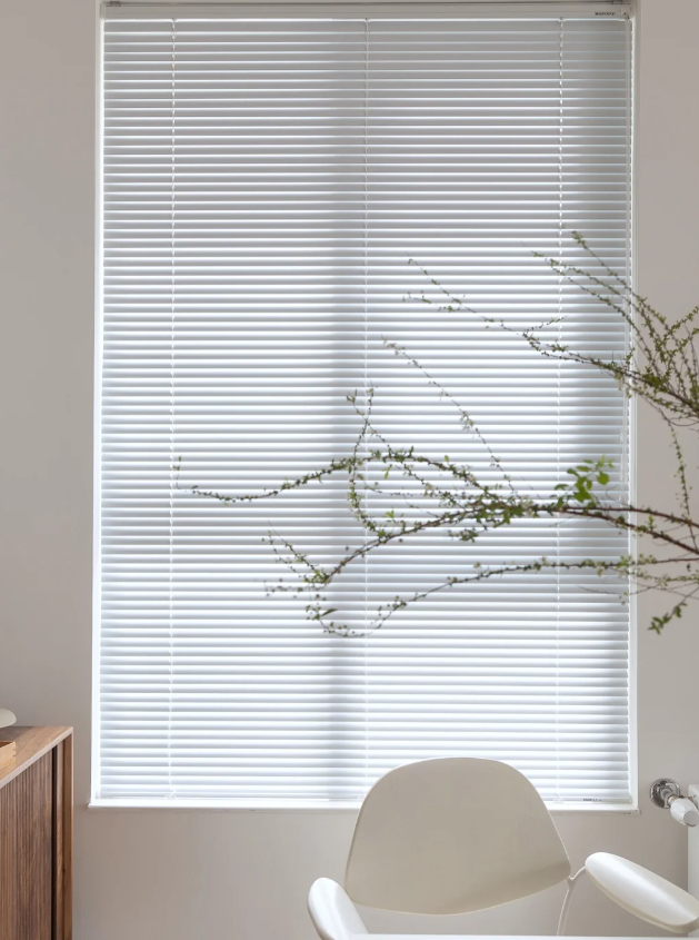 Не только для защиты от солнца! Этот алюминиевый жалюзи-шторы переопределяют эстетику и практичность сочетания окон и дверей.