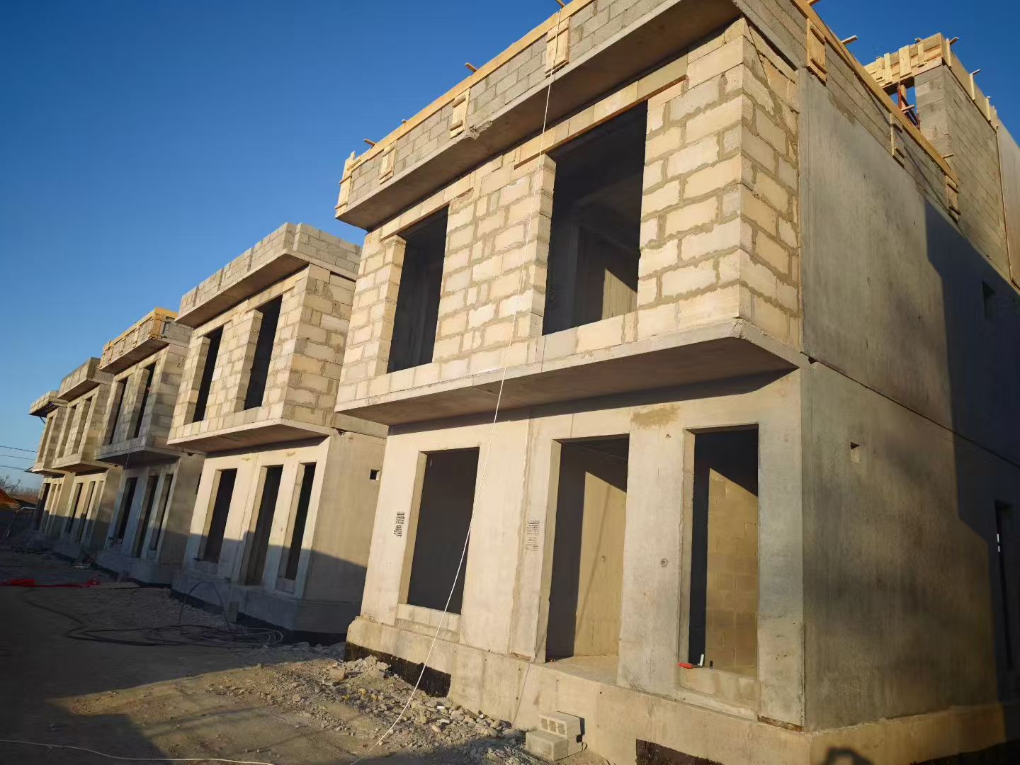 Руководитель ШэндиВэйэр посетил Кыргызстан для замера окон и дверей для клиента Касым — укрепление партнерства