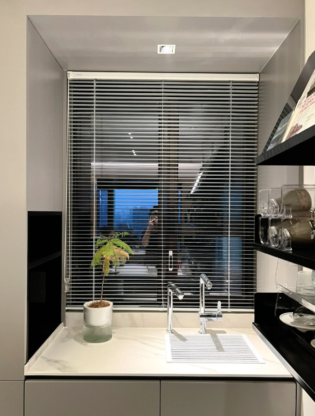 Не только для защиты от солнца! Этот алюминиевый жалюзи-шторы переопределяют эстетику и практичность сочетания окон и дверей.