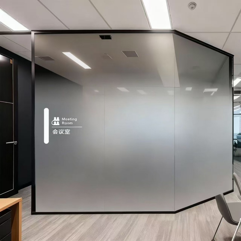 Перегородка со стеклопакетами и жалюзи в алюминиевой раме — максимальная приватность