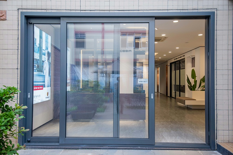 Тяжелые раздвижные двери с терморазрывом: совершенное сочетание панорамного обзора и надежной защиты.