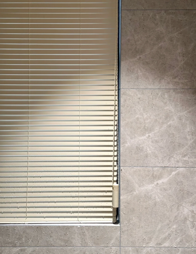 Не только для защиты от солнца! Этот алюминиевый жалюзи-шторы переопределяют эстетику и практичность сочетания окон и дверей.