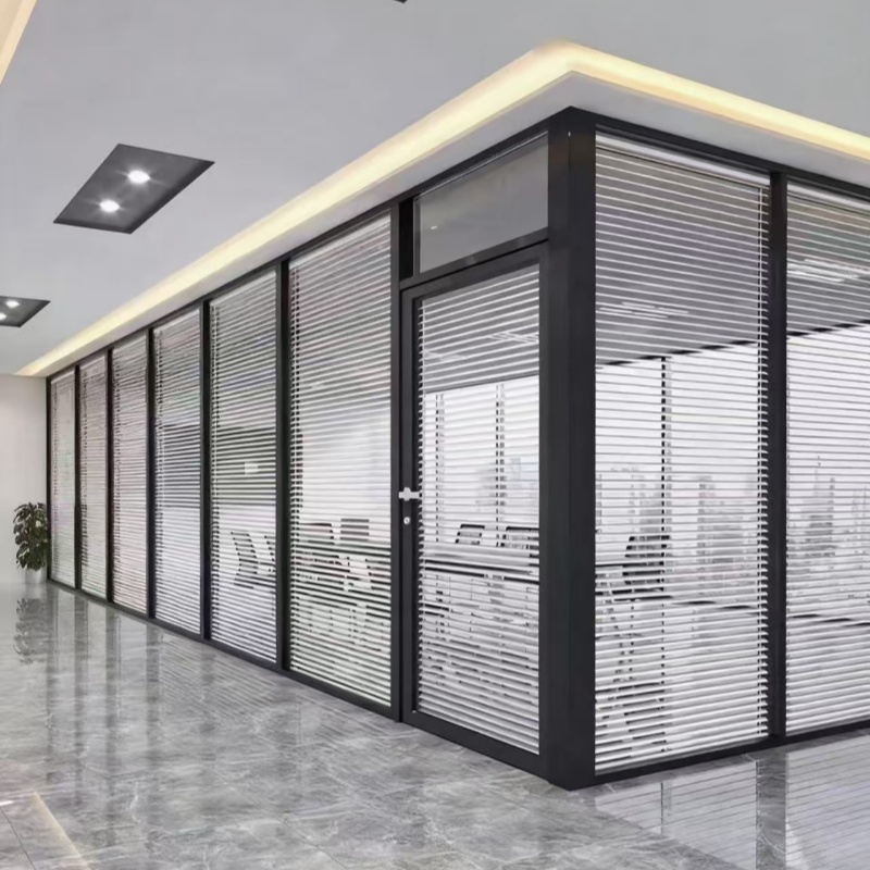 Перегородка со стеклопакетами и жалюзи в алюминиевой раме — максимальная приватность