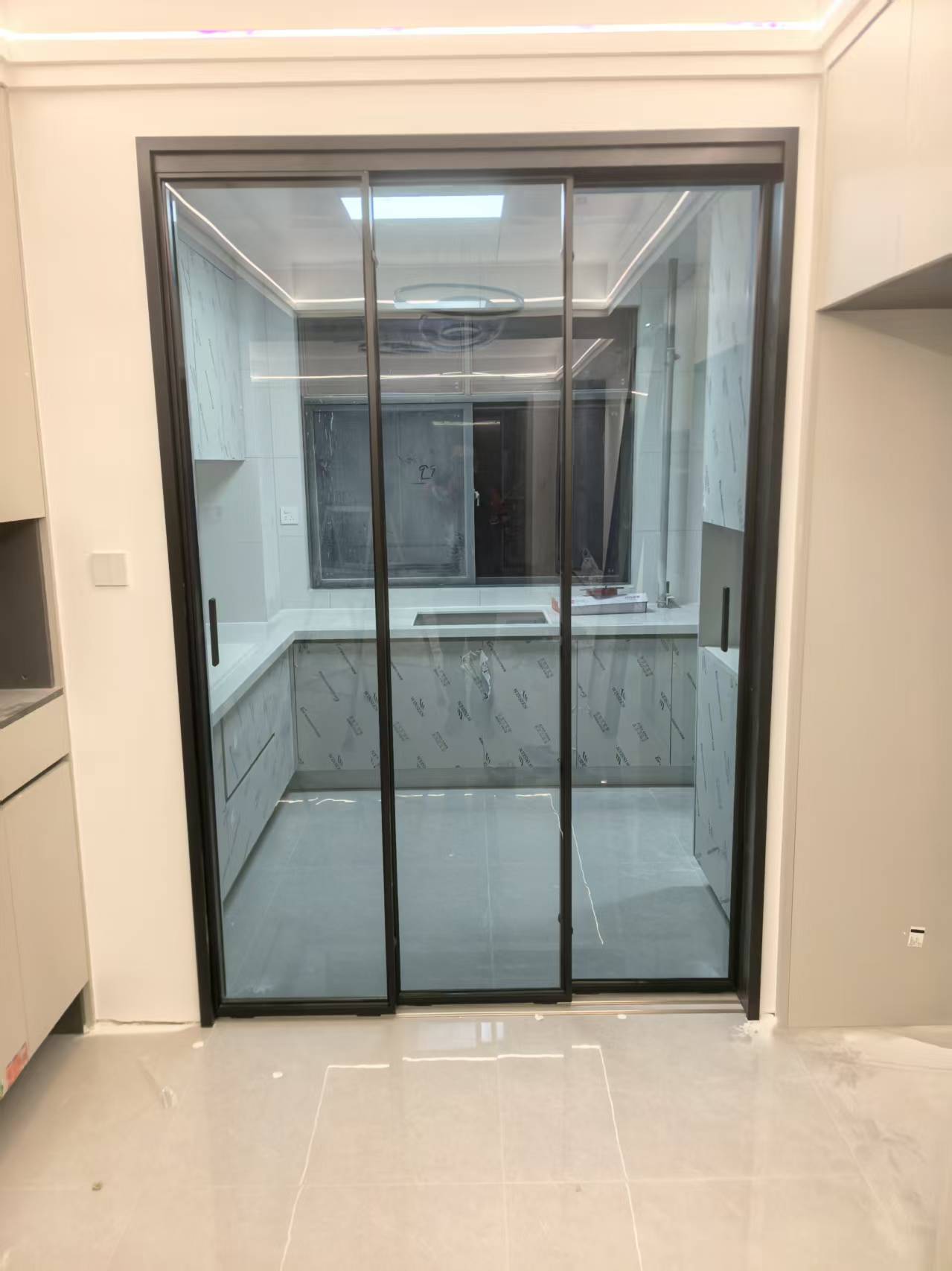 Как выбрать производителя для покупки стеклянной двери?