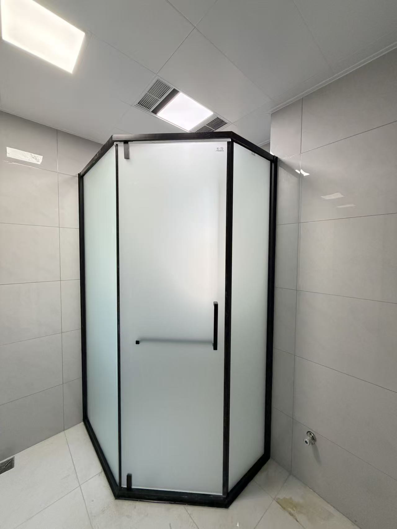 Как выбрать производителя для покупки стеклянной двери?