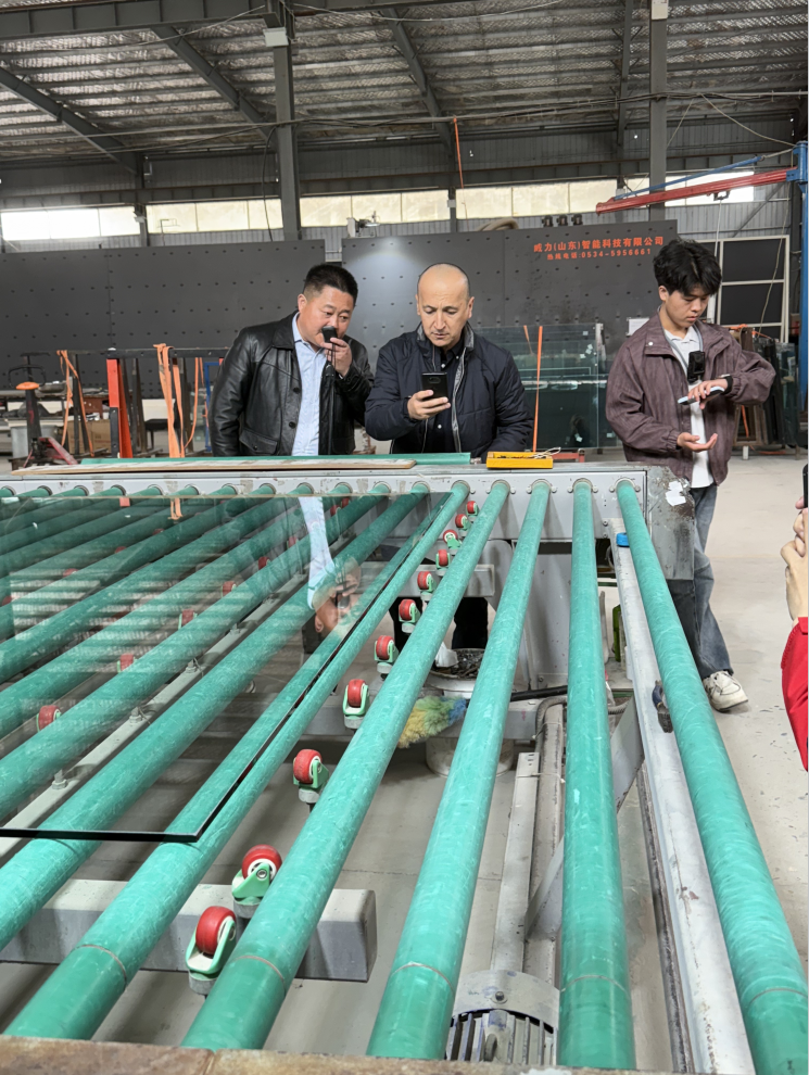 Посещение завода ШэндиВэйэр представителем из Узбекистана — сотрудничество в производстве стекла и интерьерных решений