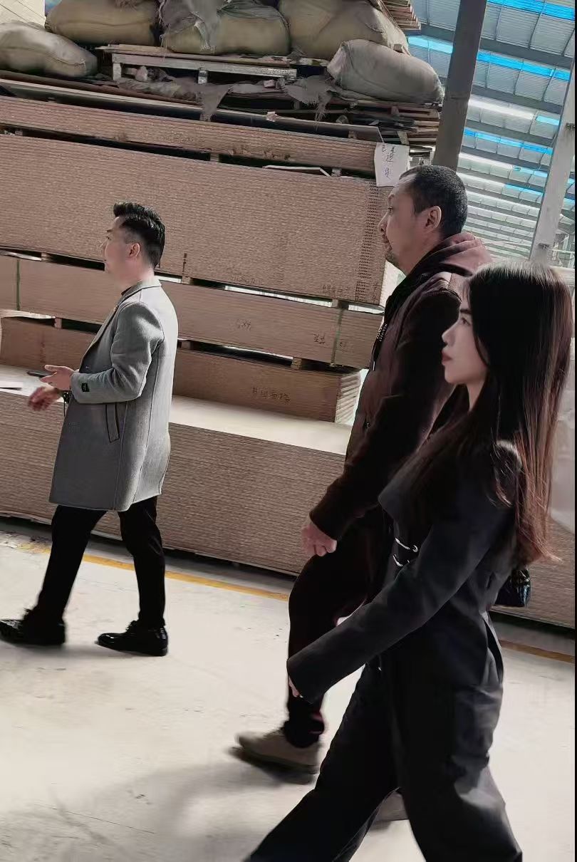 Посещение завода ШэндиВэйэр клиентом из Узбекистана Зафаром: знакомство с производством деревянных дверей, мебели на заказ и заказ алюминиевых окон с тепловым разрывом