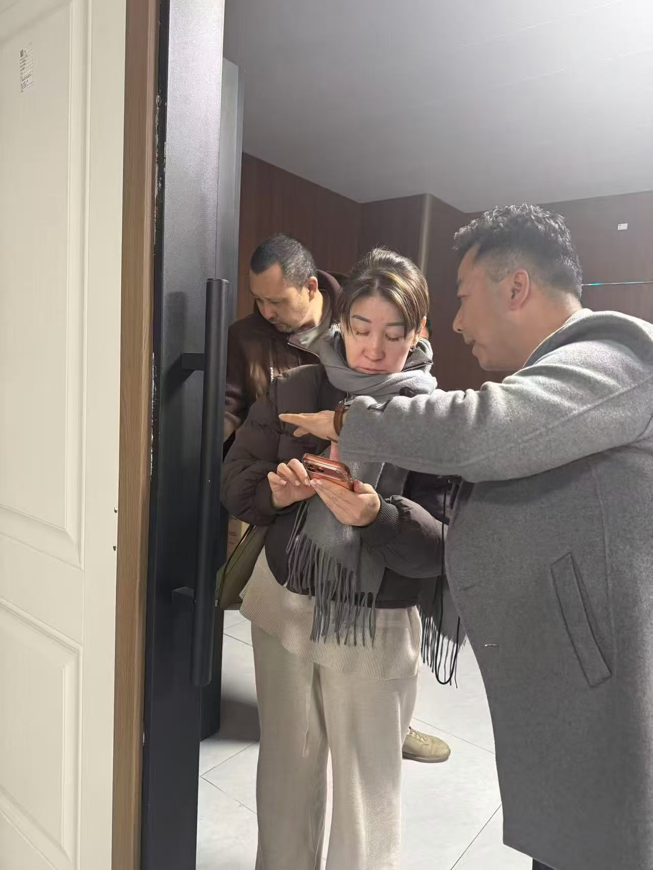 Посещение завода ШэндиВэйэр клиентом из Узбекистана Зафаром: знакомство с производством деревянных дверей, мебели на заказ и заказ алюминиевых окон с тепловым разрывом