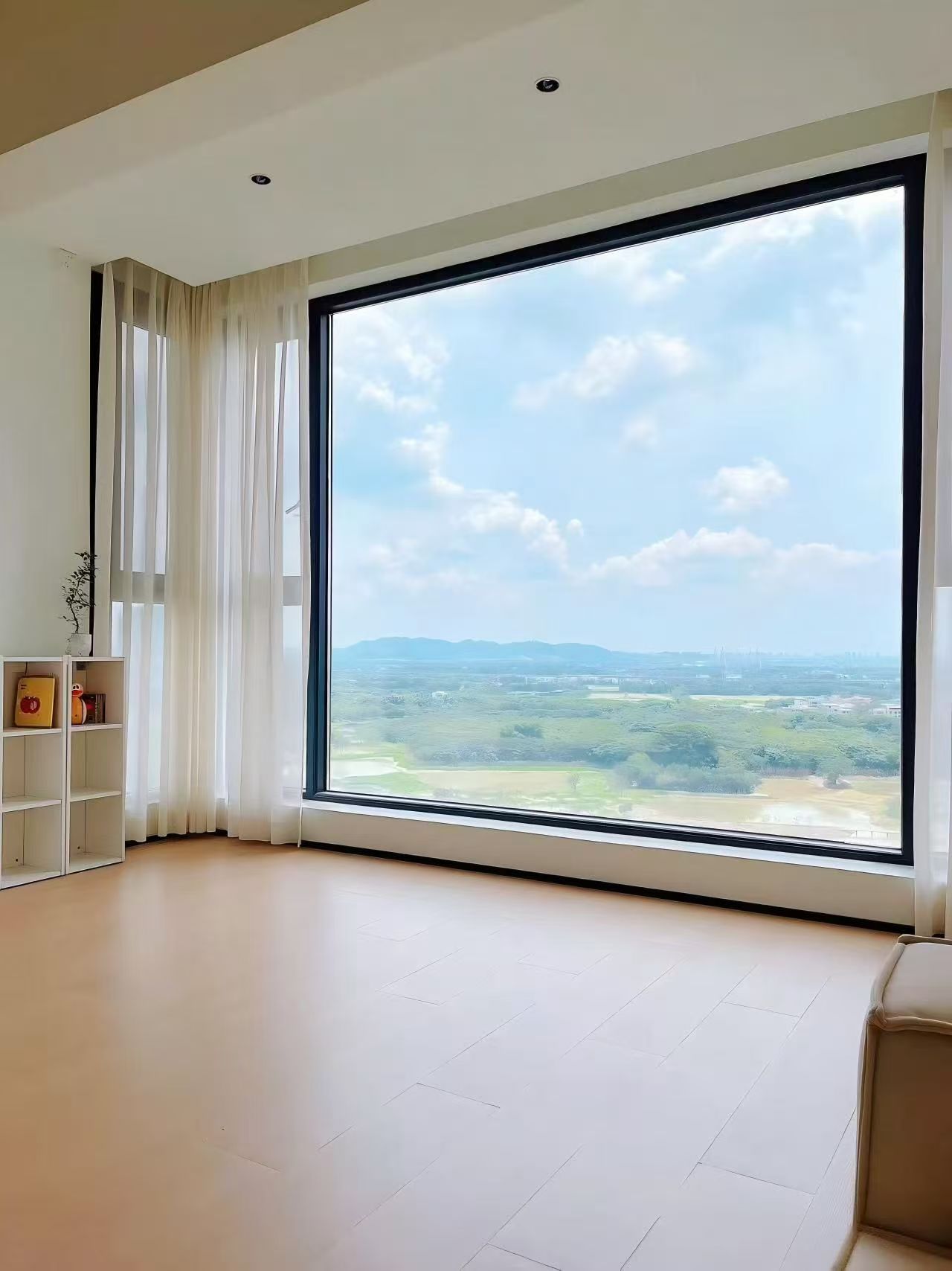 Как купить входную стеклянную дверь оптом и сэкономить?