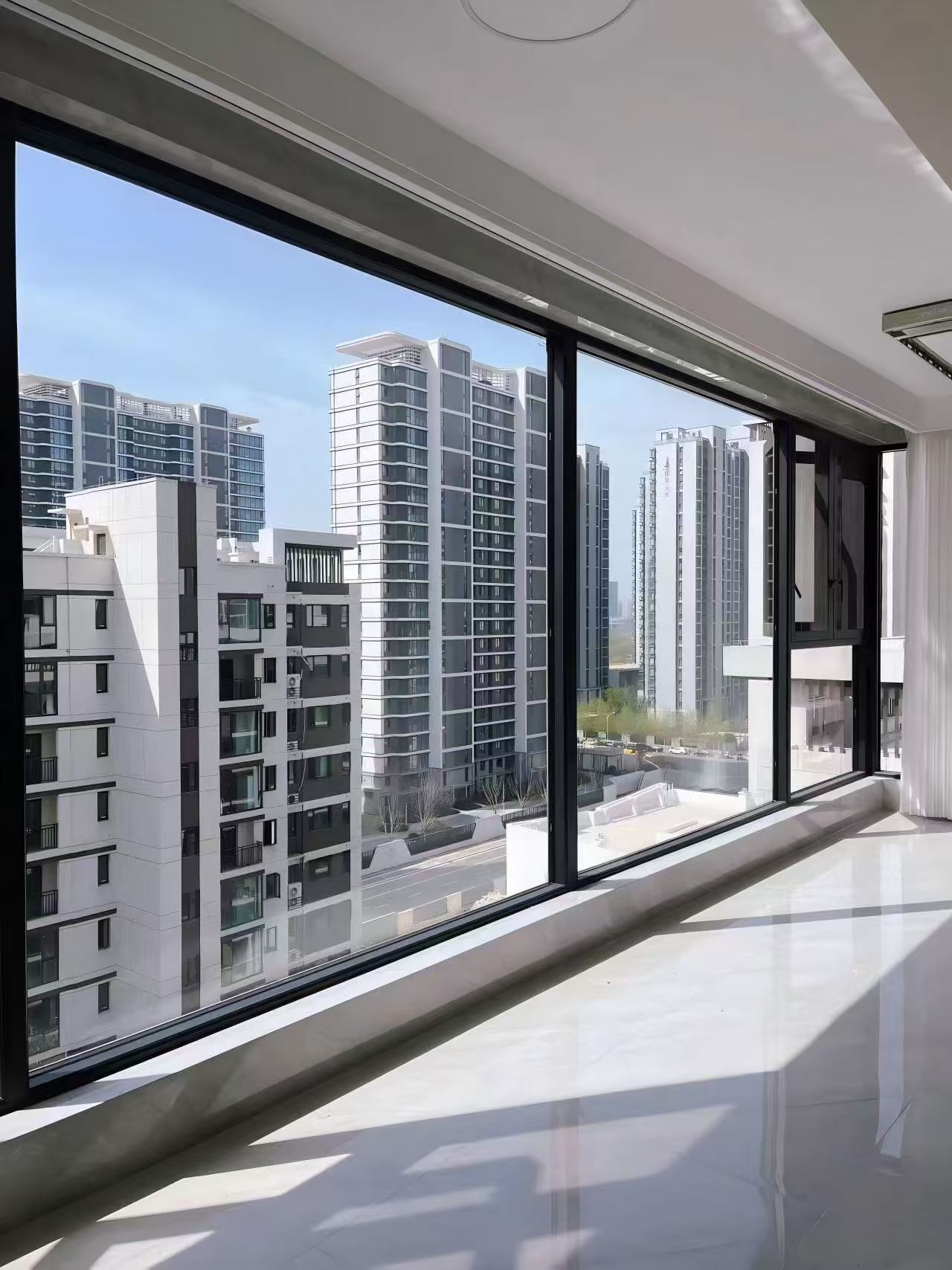 Как купить входную стеклянную дверь оптом и сэкономить?