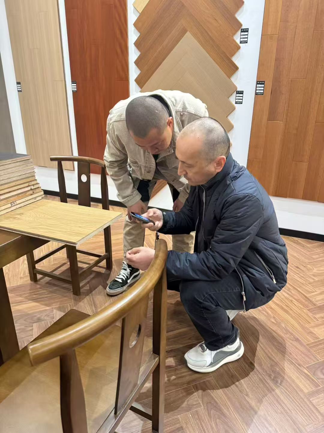 Посещение завода ШэндиВэйэр клиентом из Узбекистана Зафаром: знакомство с производством деревянных дверей, мебели на заказ и заказ алюминиевых окон с тепловым разрывом