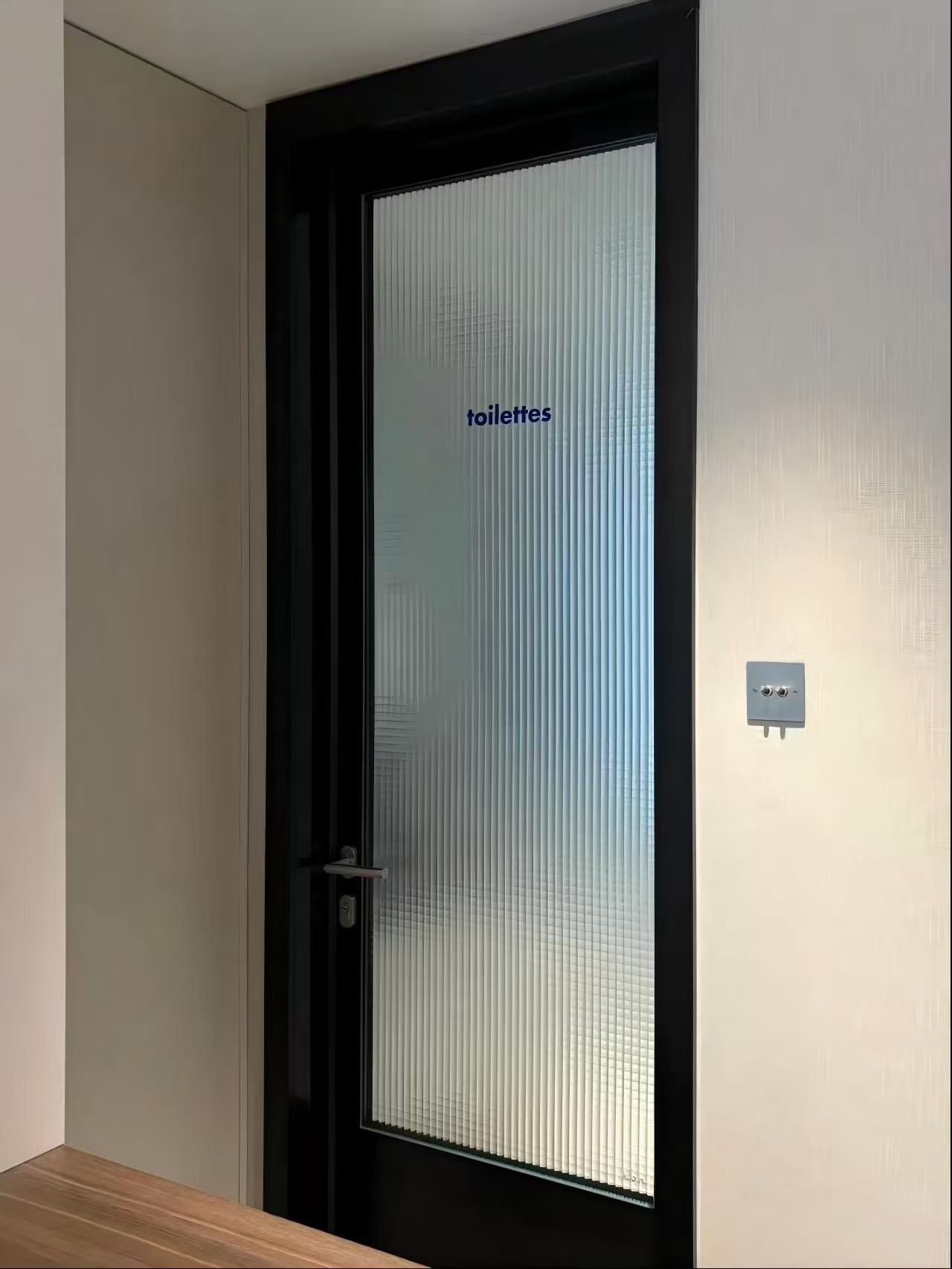 Как выбрать поставщика стеклянных дверей для ЖКХ?