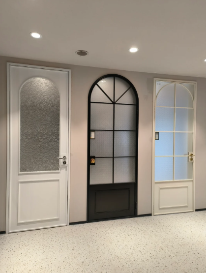 Встреча французского ретро-стиля и современного технологического мастерства — новый стиль дверей из титано-магниевого сплава с стеклом