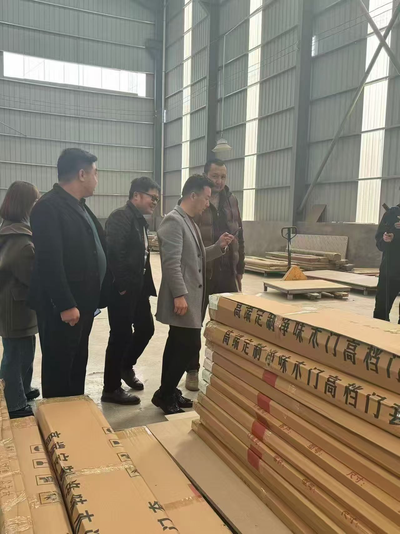 Посещение завода ШэндиВэйэр клиентом из Узбекистана Зафаром: знакомство с производством деревянных дверей, мебели на заказ и заказ алюминиевых окон с тепловым разрывом