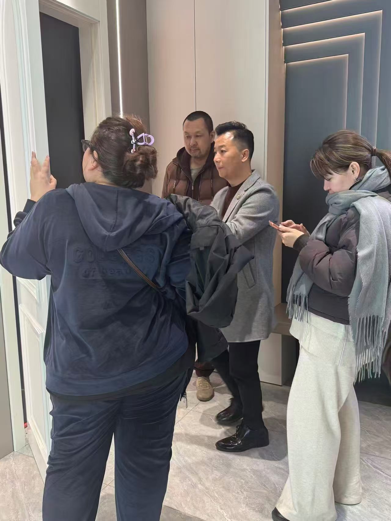 Посещение завода ШэндиВэйэр клиентом из Узбекистана Зафаром: знакомство с производством деревянных дверей, мебели на заказ и заказ алюминиевых окон с тепловым разрывом