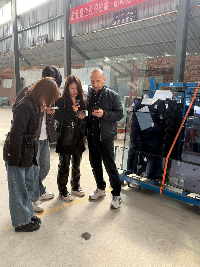 Посещение завода ШэндиВэйэр представителем из Узбекистана — сотрудничество в производстве стекла и интерьерных решений