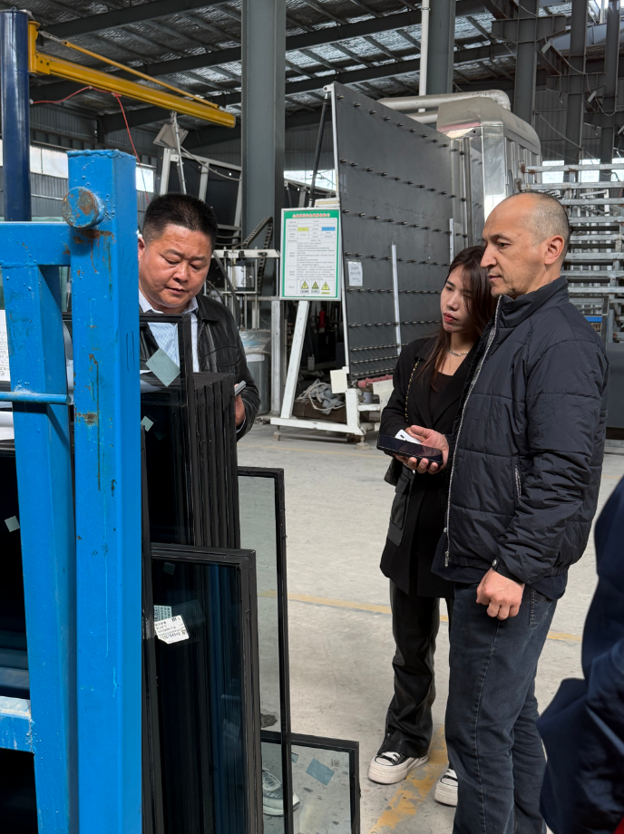 Посещение завода ШэндиВэйэр представителем из Узбекистана — сотрудничество в производстве стекла и интерьерных решений