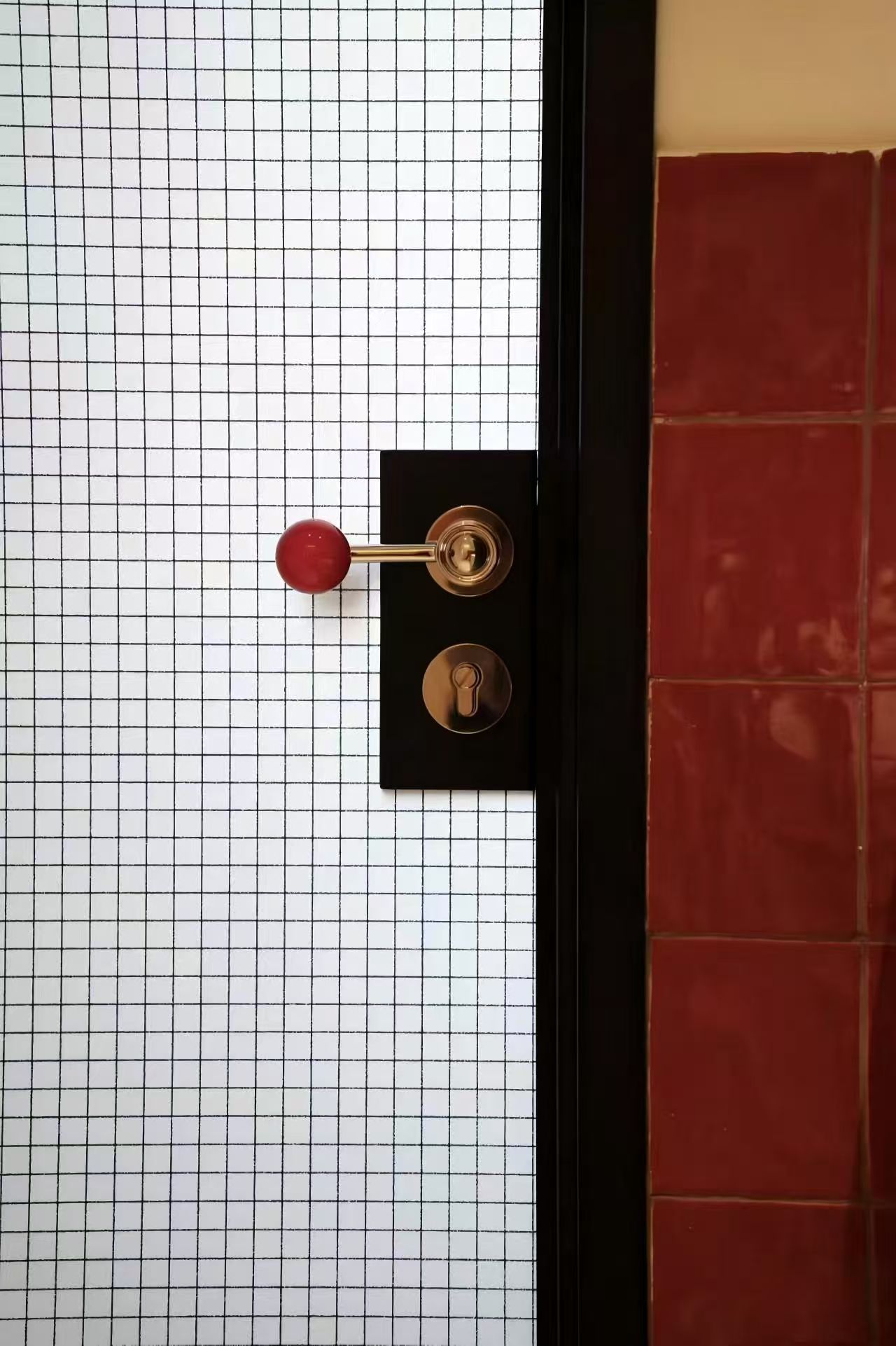 Как выбрать поставщика стеклянных дверей для ЖКХ?