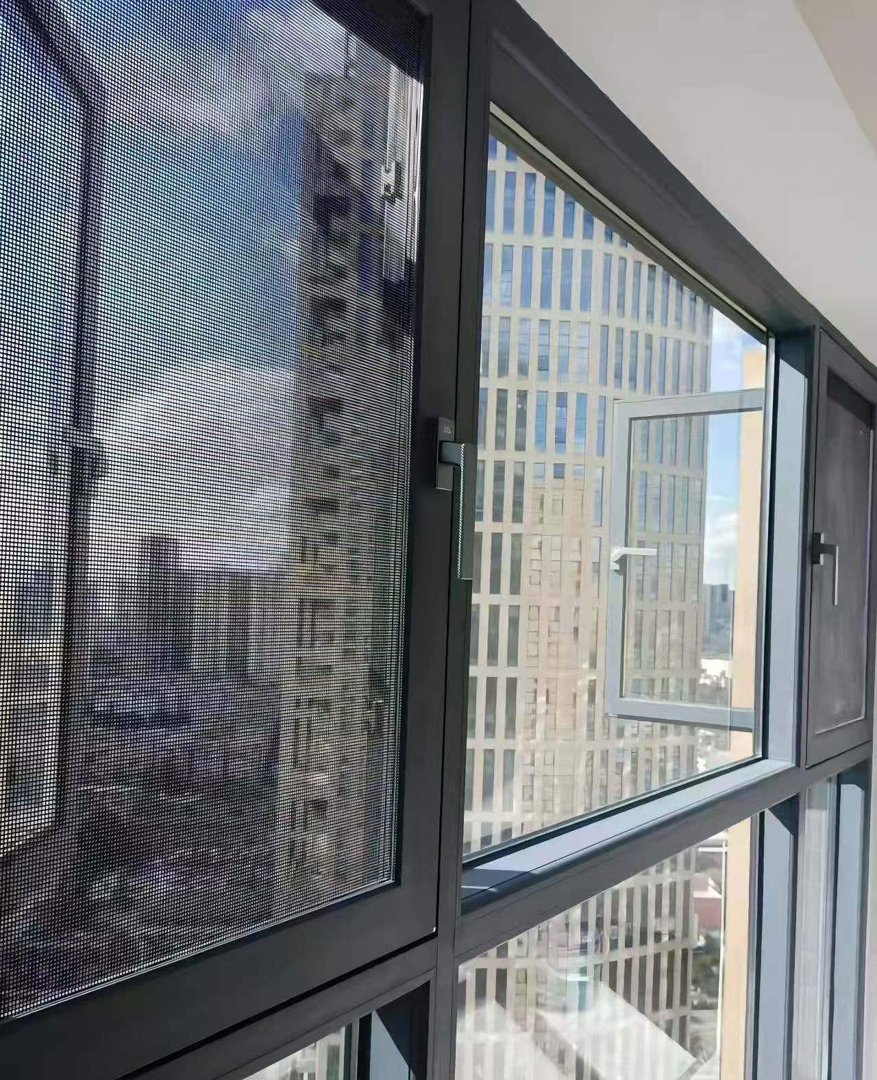 Как купить входную стеклянную дверь оптом и сэкономить?