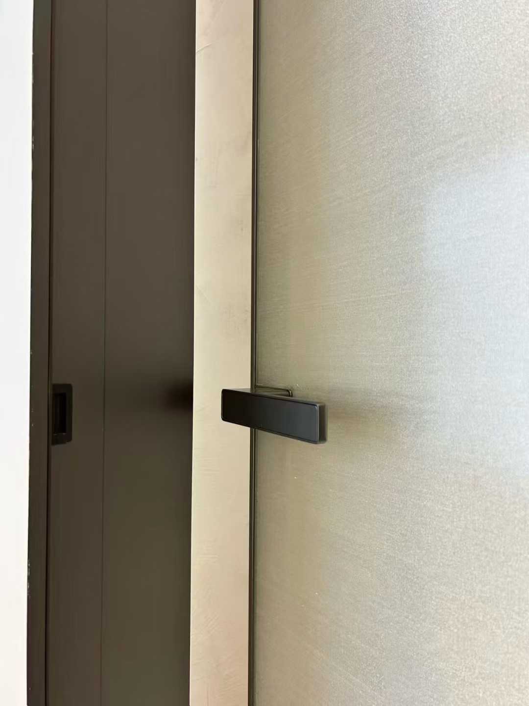 Дверь из проволочникового стекла на основе титано-магниевого сплава: идеальное сочетание безопасности и эстетики