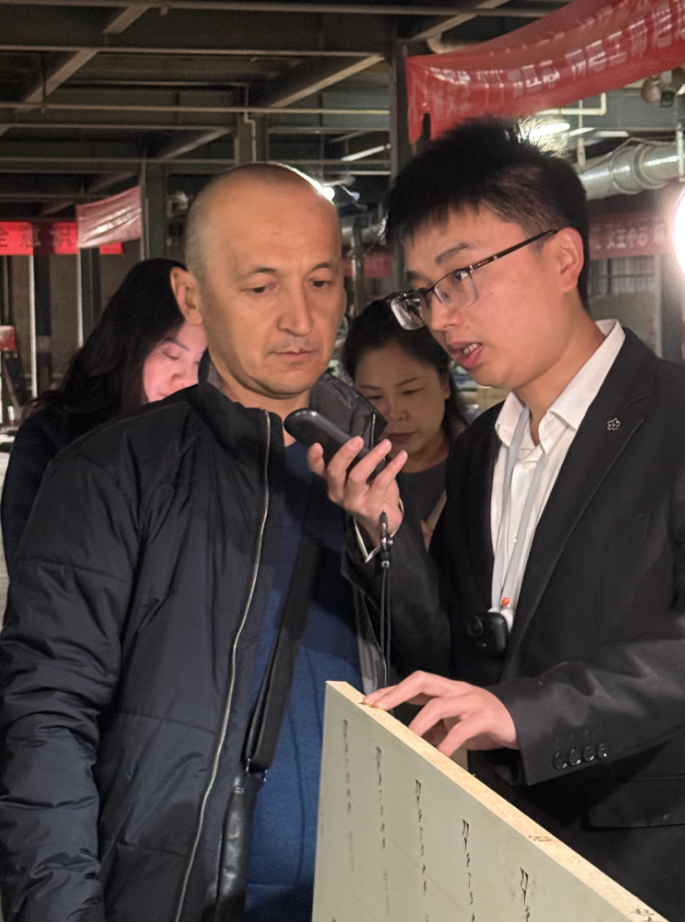 Посещение завода ШэндиВэйэр представителем из Узбекистана — сотрудничество в производстве стекла и интерьерных решений