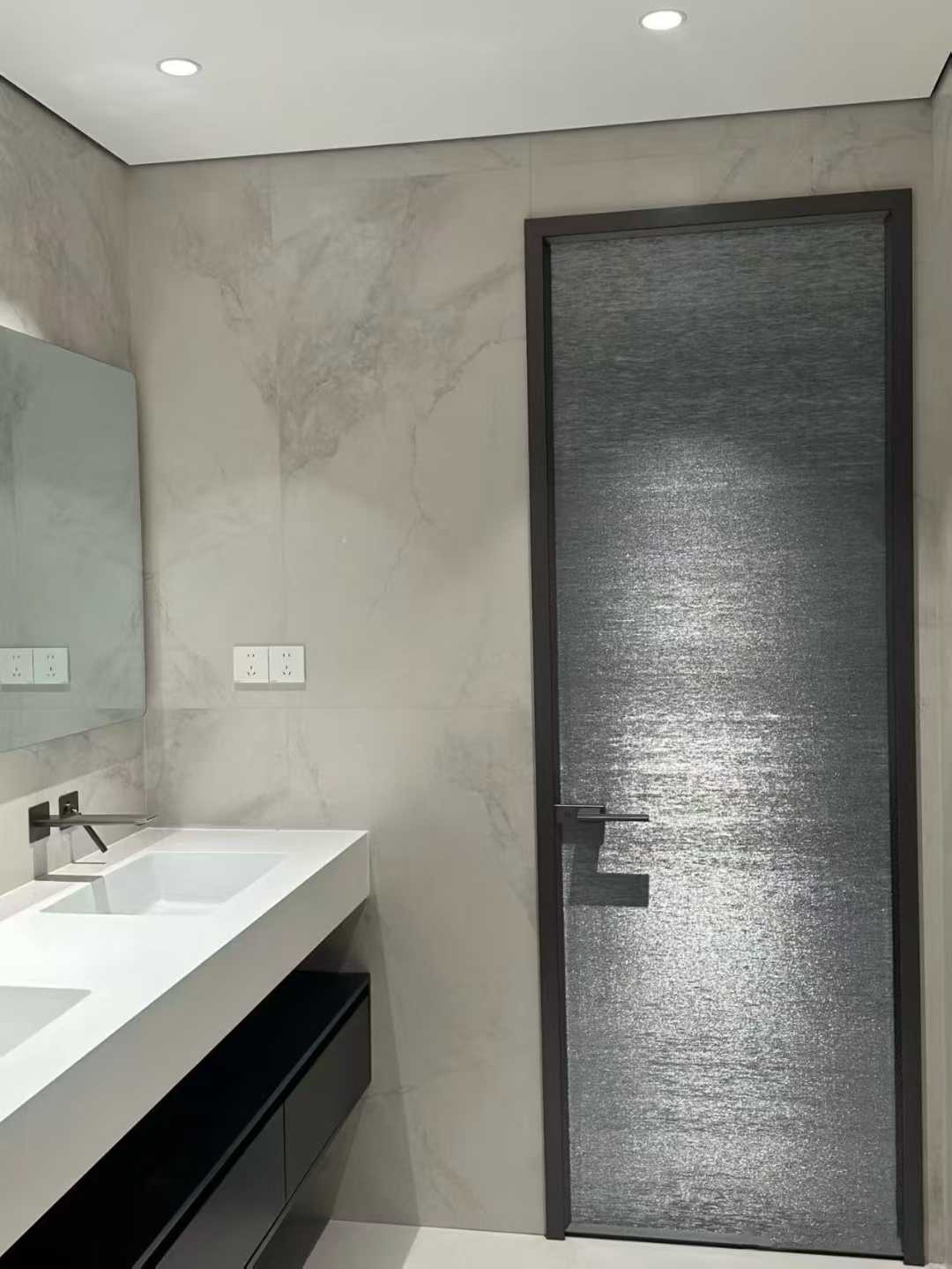 Дверь из проволочникового стекла на основе титано-магниевого сплава: идеальное сочетание безопасности и эстетики